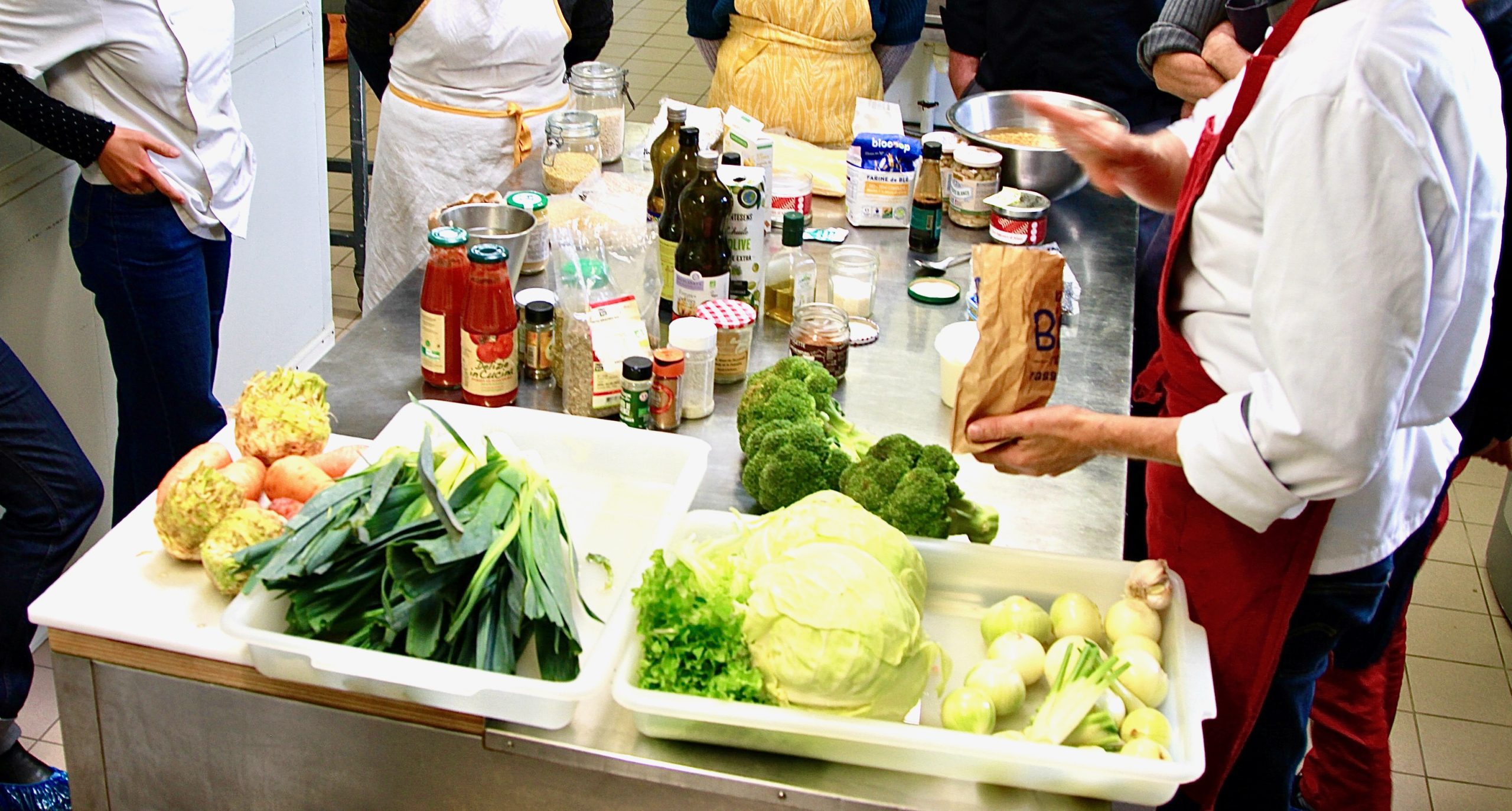 Plan de travail de cuisine avec ingrédients